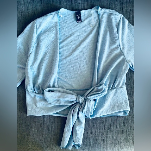 NWOT - Windsor brand - Crop Top With Tie in Front - Size Small - Picture 3 of 5